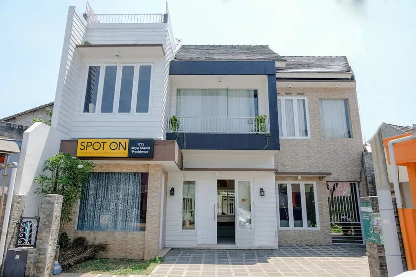 Griya Shanta Guest House - Image 1