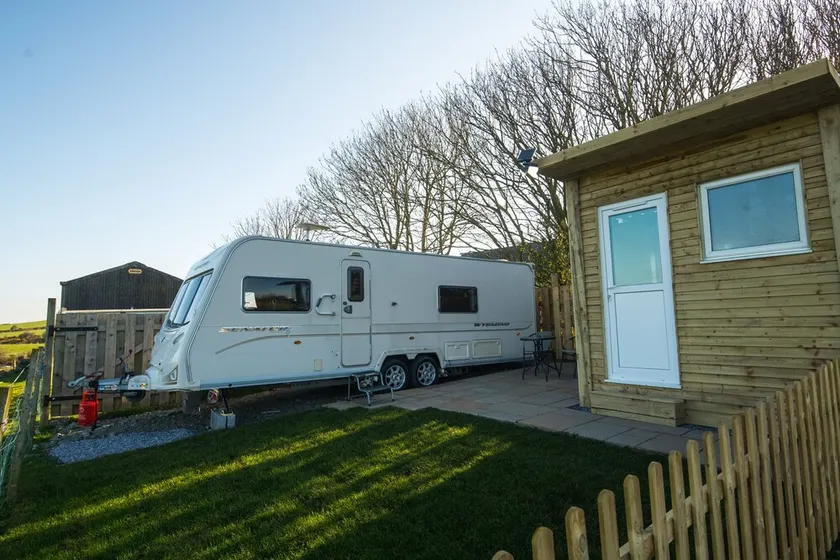 Charming 1-bed House in Holyhead - Image 1