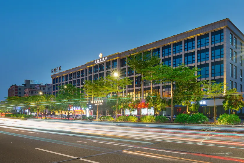 Golden Bay Hotel - Image 1