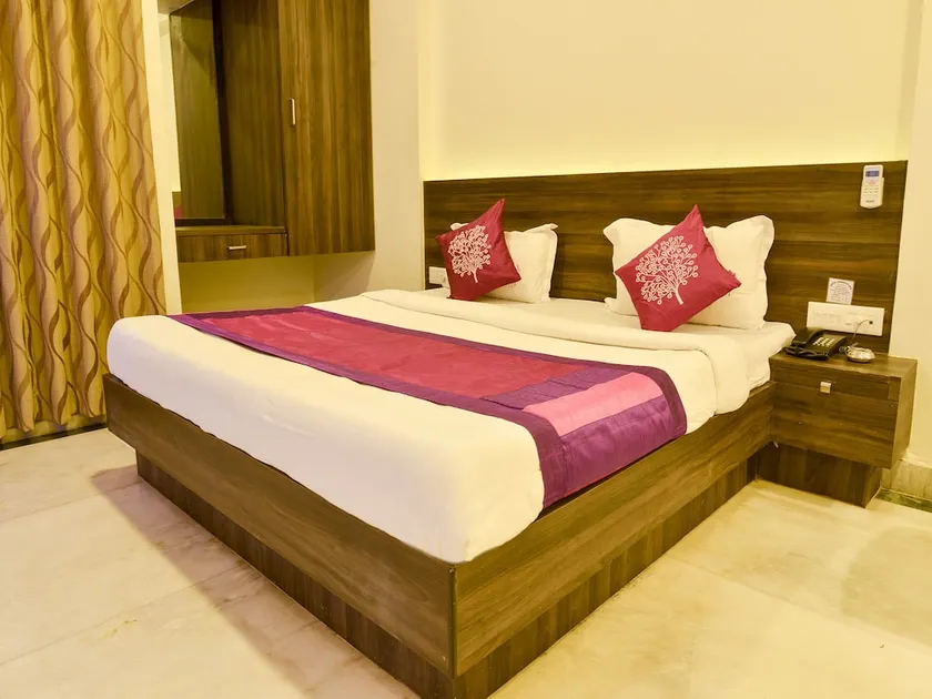 OYO 4448 Hotel Suresh Plaza - Image 1