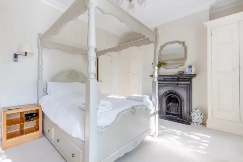 Stunning 3 Bedroom Home in Islington - Image 1