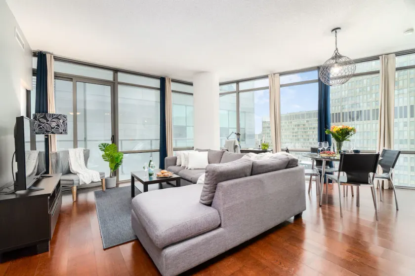 QuickStay - Luxurious 2-Bedroom Condo (Downtown Core) - Image 1