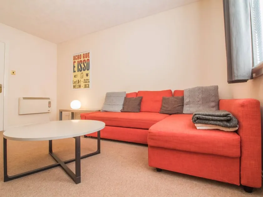 Spacious Canal Side Apartment With Free Parking - Image 1