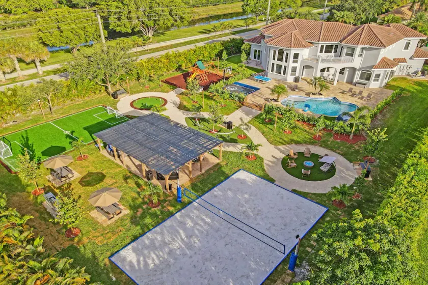 Lavish 8 Br Estate with Pool & Courts - Image 1