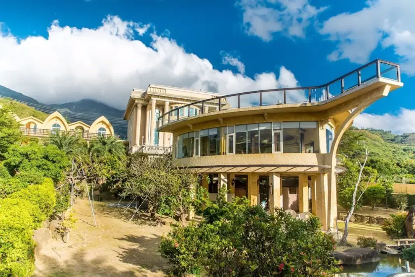 Whales Mountain & Seaview Resort - Image 1