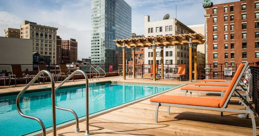 Global Luxury Suites at China Town - Image 1