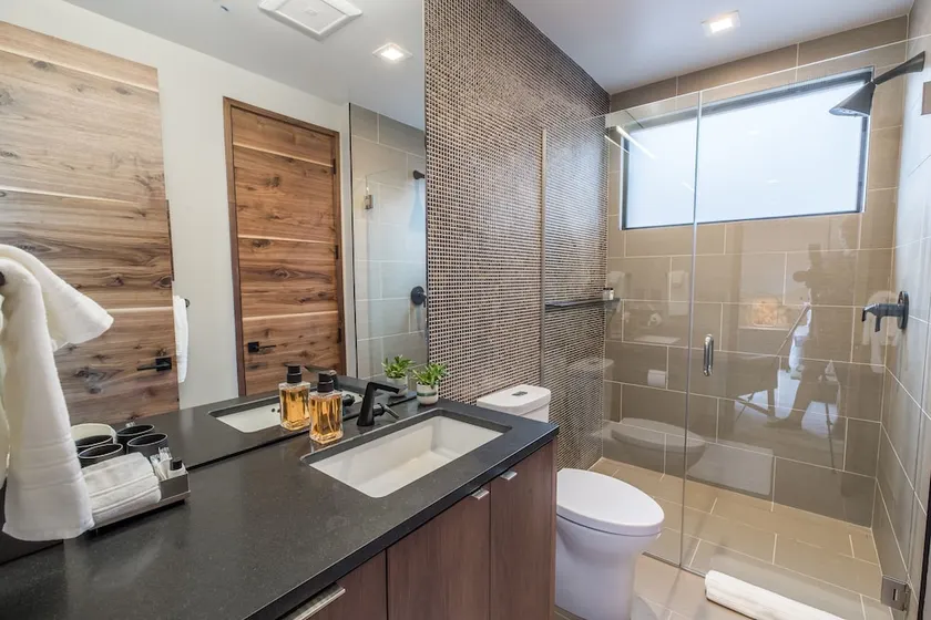 Luxury Service 1 Bedroom & Bunkroom Sleeps 16 Daily HK Condo - Image 1