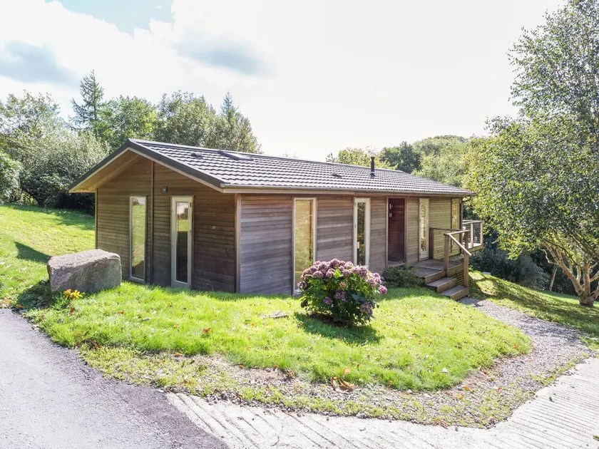4 Lake View - Image 1