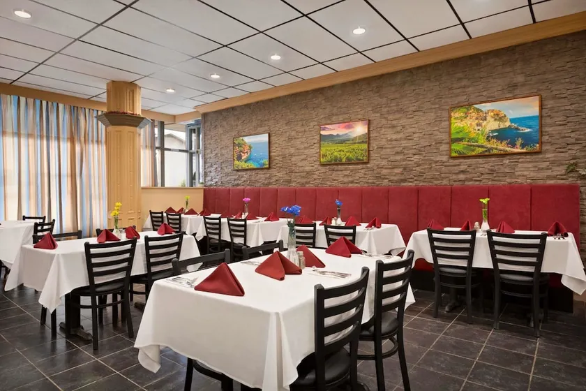 Travelodge By Wyndham Conference Centre & Suites Whitecourt - Image 1