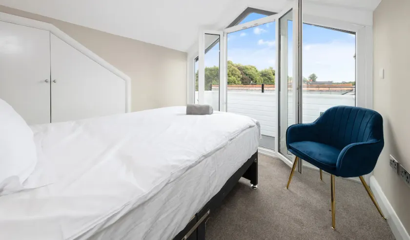 Stylish 2 Bedroom Apartment - Image 1