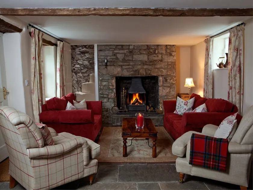 Luxurious Holiday Home in Crickhowell Garden - Image 1