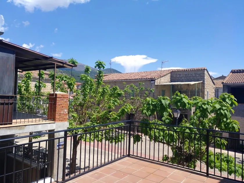 Apartment With 2 Bedrooms in Sotillo de la Adrada, With Wonderful Mountain View and Terrace - Image 1