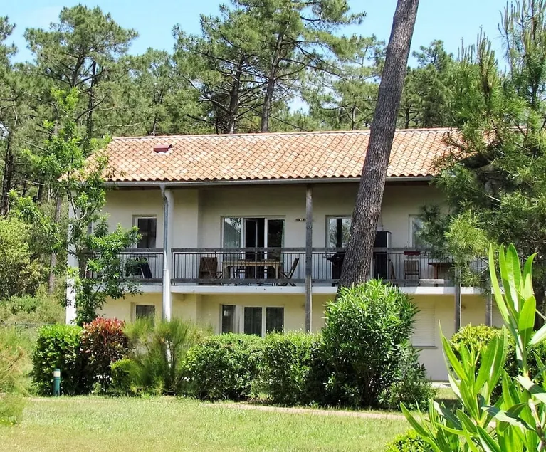 Apartamento con terraza, piscina y jardín - Image 1