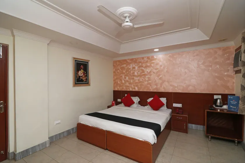 Capital O Hotel Presidency Inn - Image 1