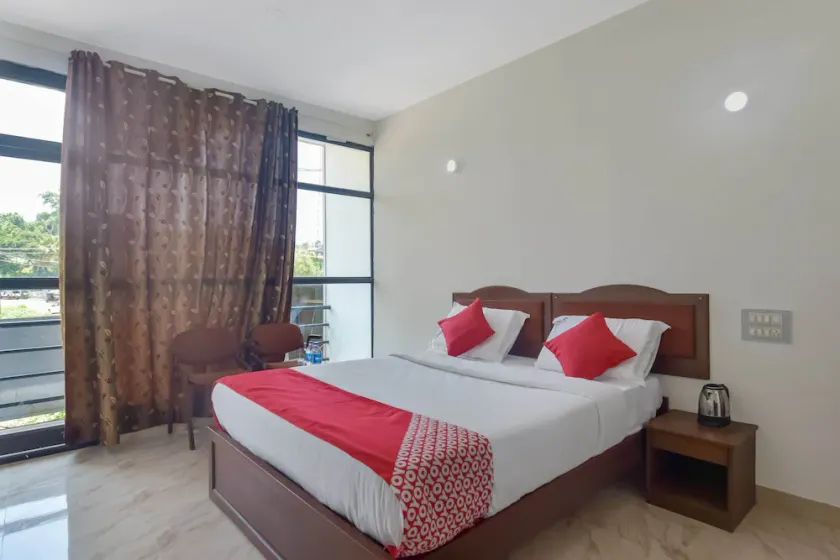 OYO 13581 Hotel Raj - Image 1