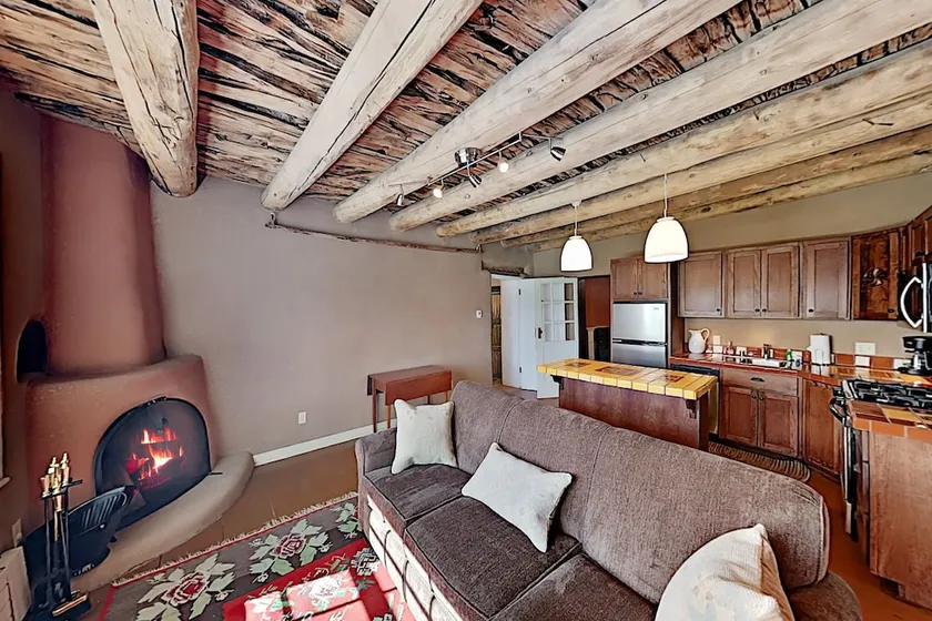 Gorgeous Suite: Full Kitchen, Jetted Tub & 2 Kivas 1 Bedroom Duplex - Image 1