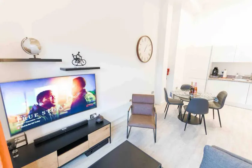 Modern Apartment in Salford, Manchester, UK - Image 1