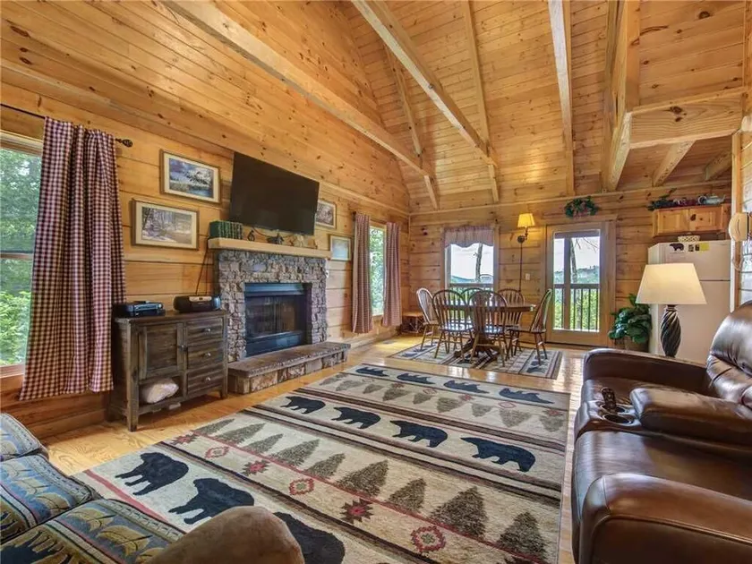 Bear Tracks, 2 Bedrooms, Hot Tub, Fireplace, WiFi, Jetted Tub, Sleeps 6 - Image 1