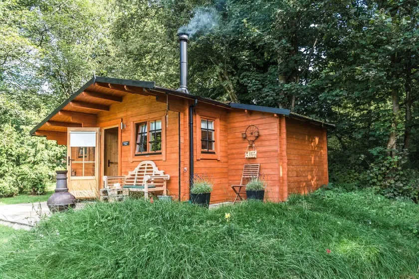 Tranquil Cabin Retreat in Carluke - Image 1