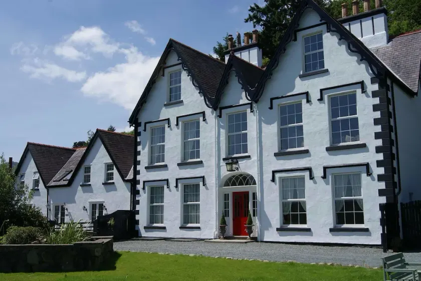 Coed Mawr Hall Bed & Breakfast - Image 1