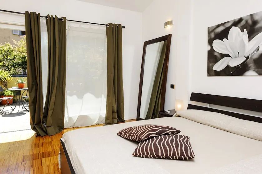 Isola Apartments - Image 1