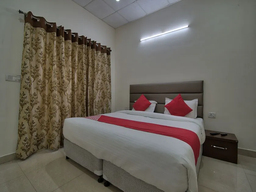 hotel lake view - Image 1