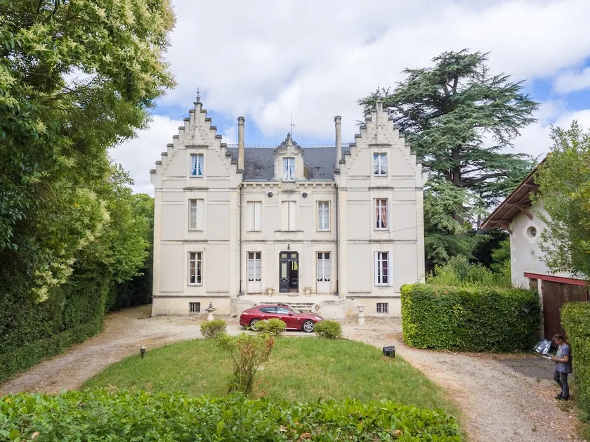 Chateau Le Parc De Mirambeau - Image 1