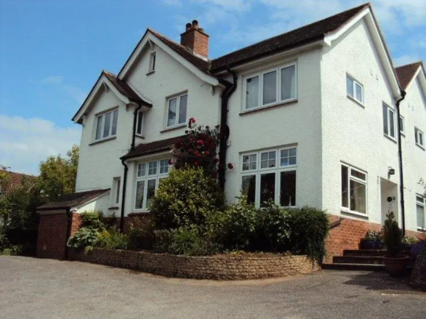 Coombe Bank Guest House - Image 1