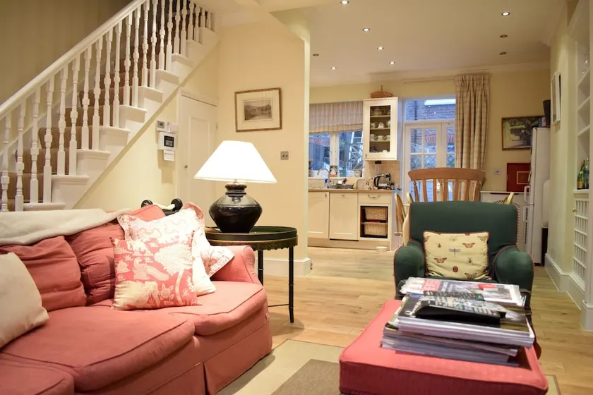 Calm 2 Bed Family Home in Shepherd's Bush - Image 1