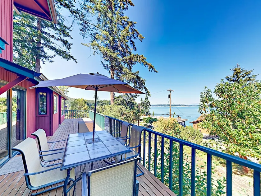 Puget Sound Views W/ Private Beach 4 Bedroom Home - Image 1