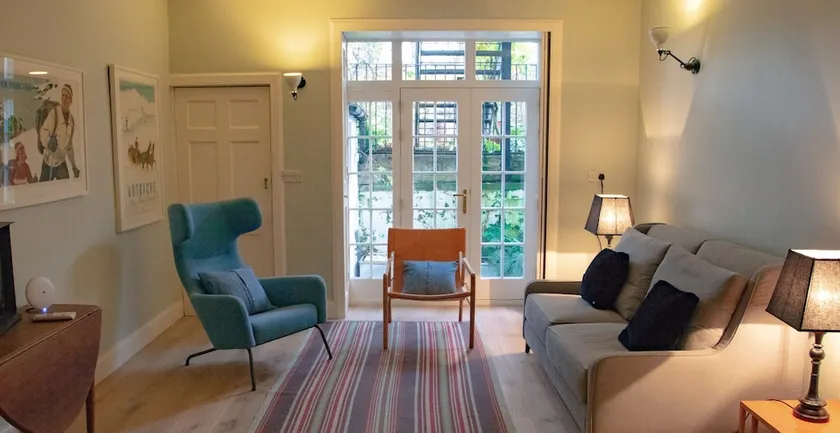 2 Bedroom Apartment in Stockbridge - Image 1