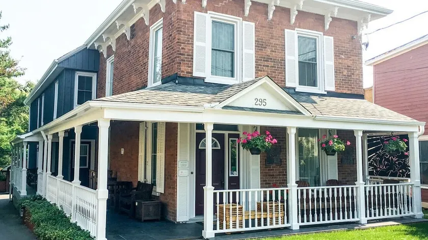 Nap N Nosh Bed And Breakfast - Image 1