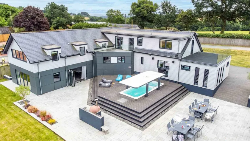 Huxham View - A Luxurious Family Retreat With Swim Spa Cinema Gym and Pool Table - Image 1