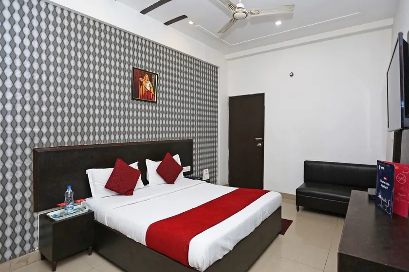 OYO 2862 Hotel Kanha Continental - Image 1