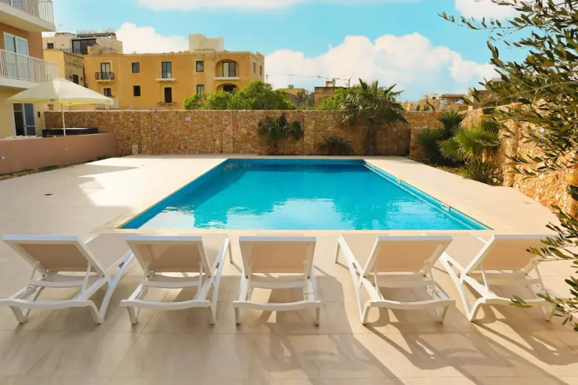Comfortable Home With hot tub and Communal Pool - Image 1