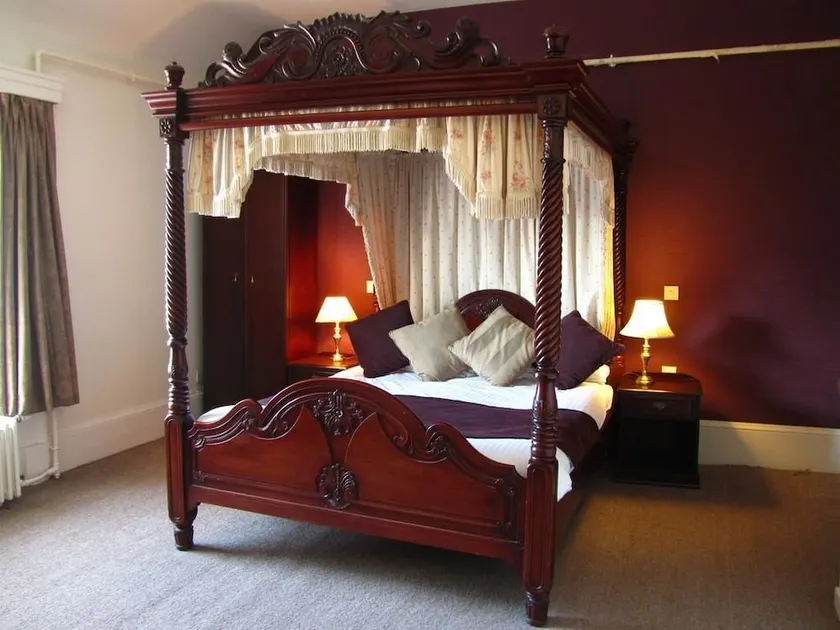 Huntly Arms Hotel - Image 1