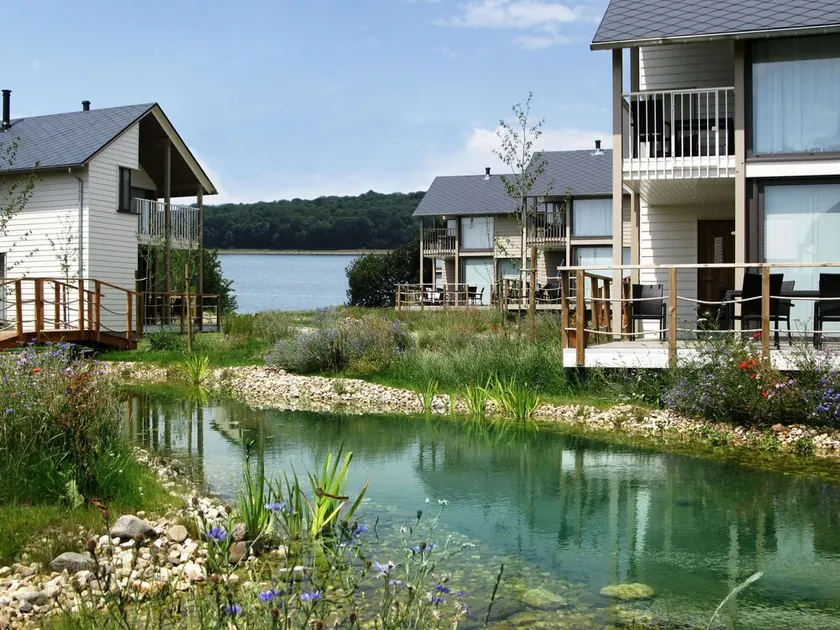 Comfortable Villa With Stove, Located in a Lake Area - Image 1