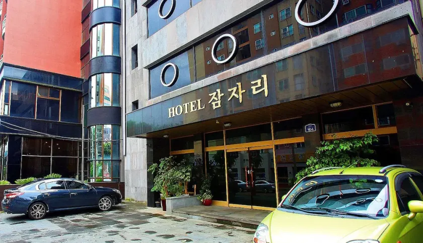Jamjali Hotel - Image 1