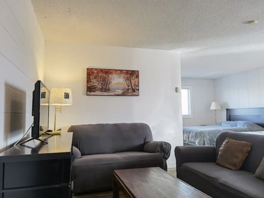 Journeyman Inn Motel - Image 1