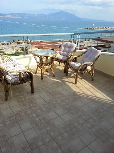 3 bedrooms house at Kiato 100 m away from the beach with sea view and furnished balcony - Image 1