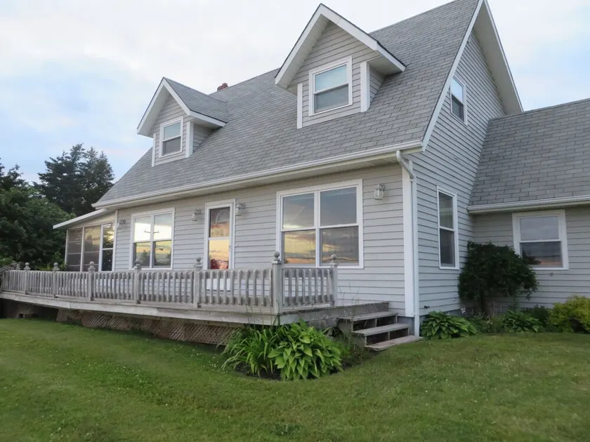 Bayshore Charm Summer Home - Image 1
