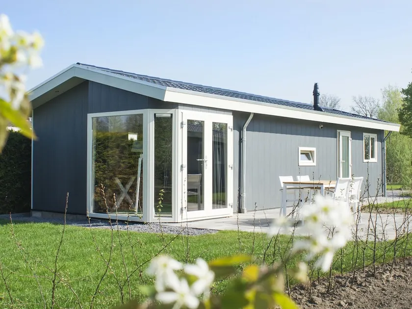 Comfortable chalet with microwave, near the beach - Image 1