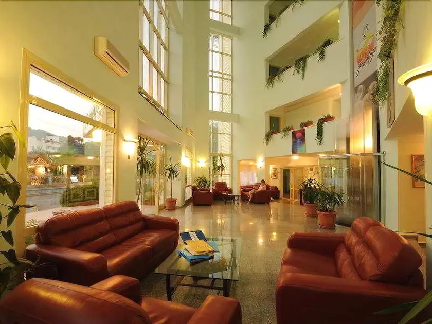 Flamingo Hotel - Image 1