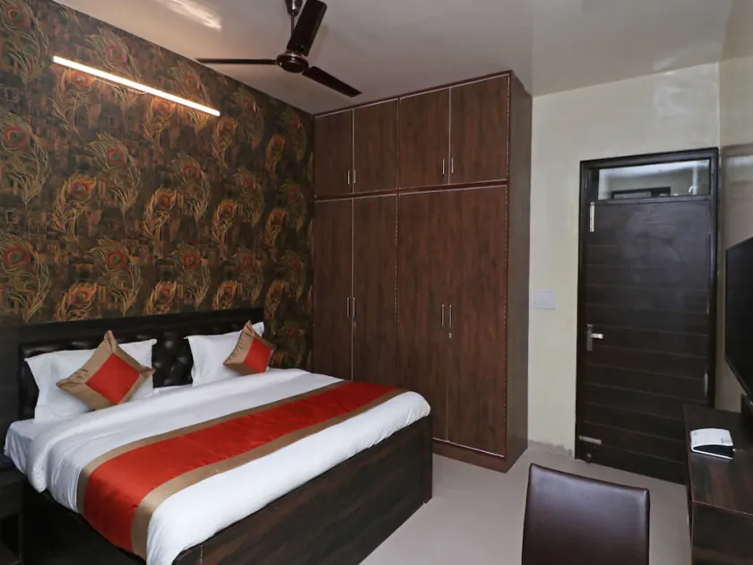 Hotel Star Court by OYO Rooms - Image 1