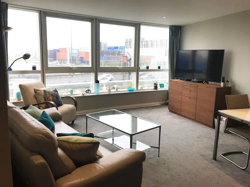 Harbour View Luxury Apartment with Parking - Image 1