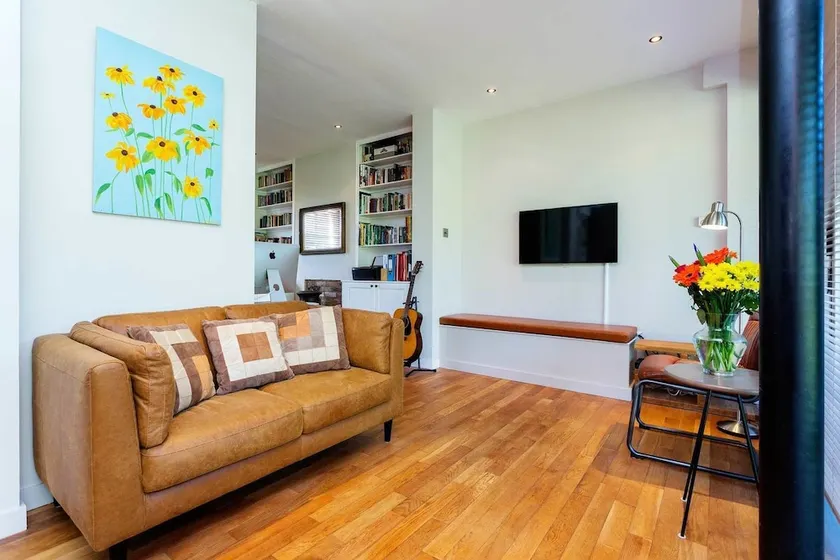 Hartfield Crescent - Image 1