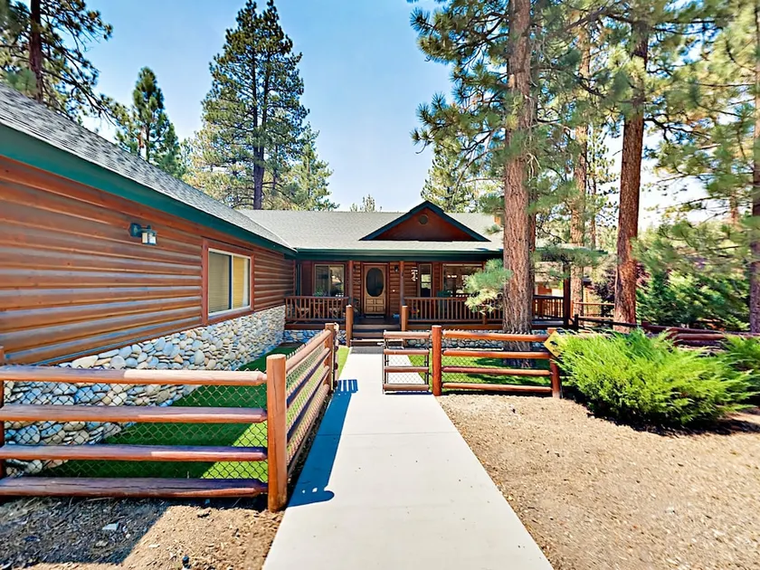 Inviting 3br W/ Private Hot Tub & Fire Pit 3 Bedroom Home - Image 1