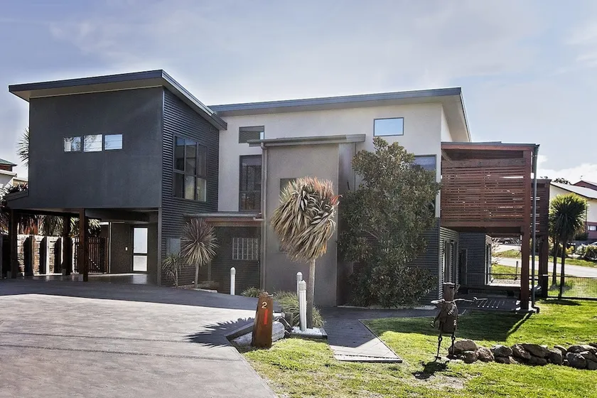 Ned Kelly's Retreat - Sophisticated style with modern convenience and magical outlook - Image 1
