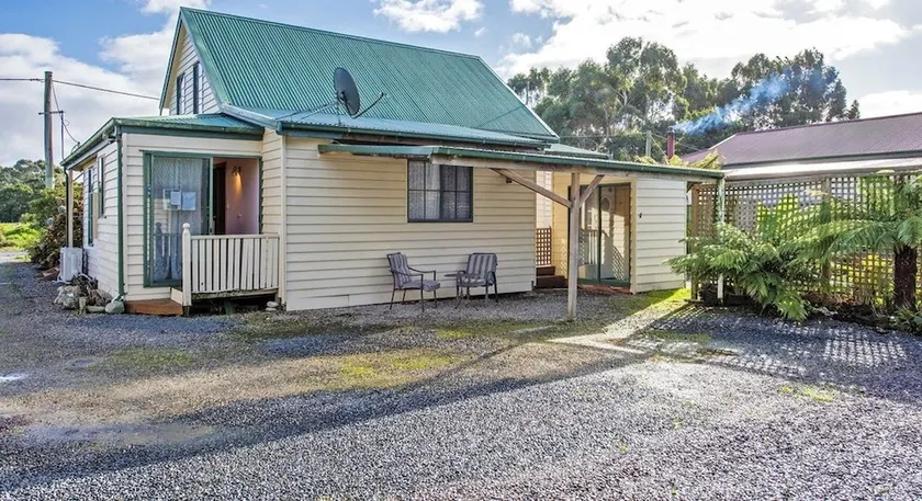 Meredith House & Apartments Strahan - Image 1