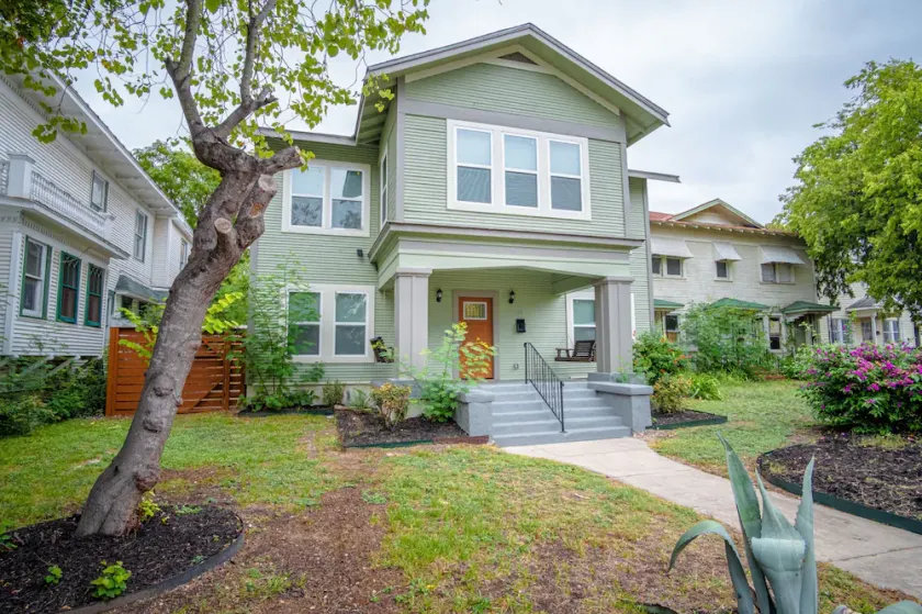 HUGE Remodeled 5BR 4BA House Sleeps 20 Downtown - Image 1